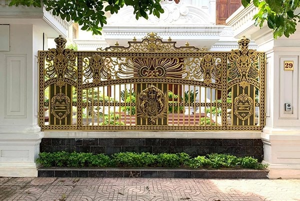 Mẫu cổng hàng rào hiện đại bằng sắt giả gỗ đẹp, tinh tế 
